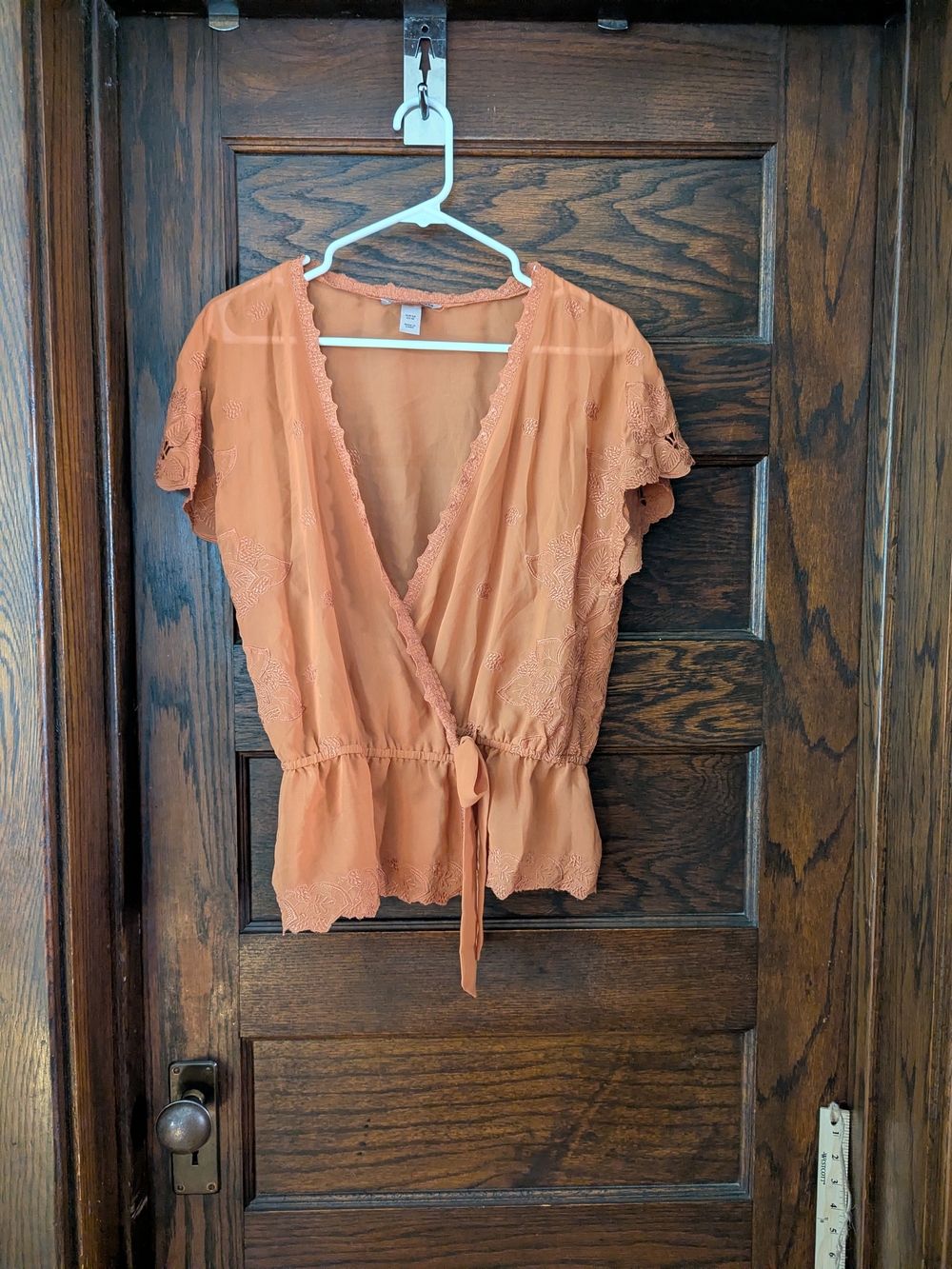 ✨NEW✨H&M Vintage Pale Burnt Orange Tie-Front Wrap Blouse w/Floral Details